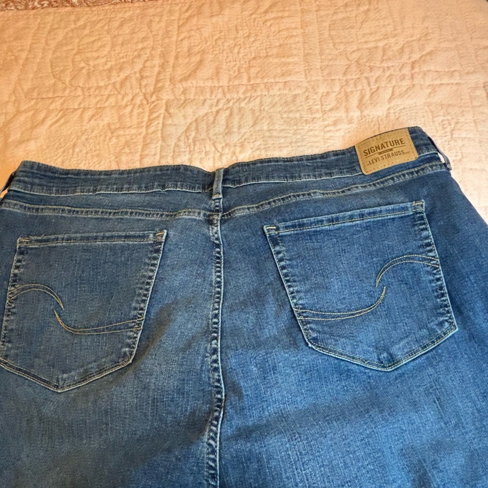 Signature by Levi Strauss Women's Blue Straight Leg Jeans NWOT Size 22